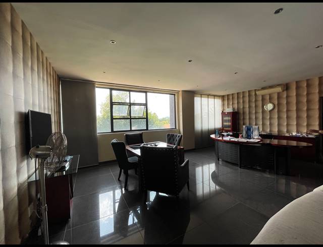 3,965M² INVESTMENT FOR SALE IN HOUGHTON ESTATE